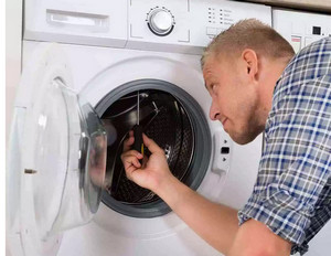 Мастер проверяет манжету стиральной машины Candy